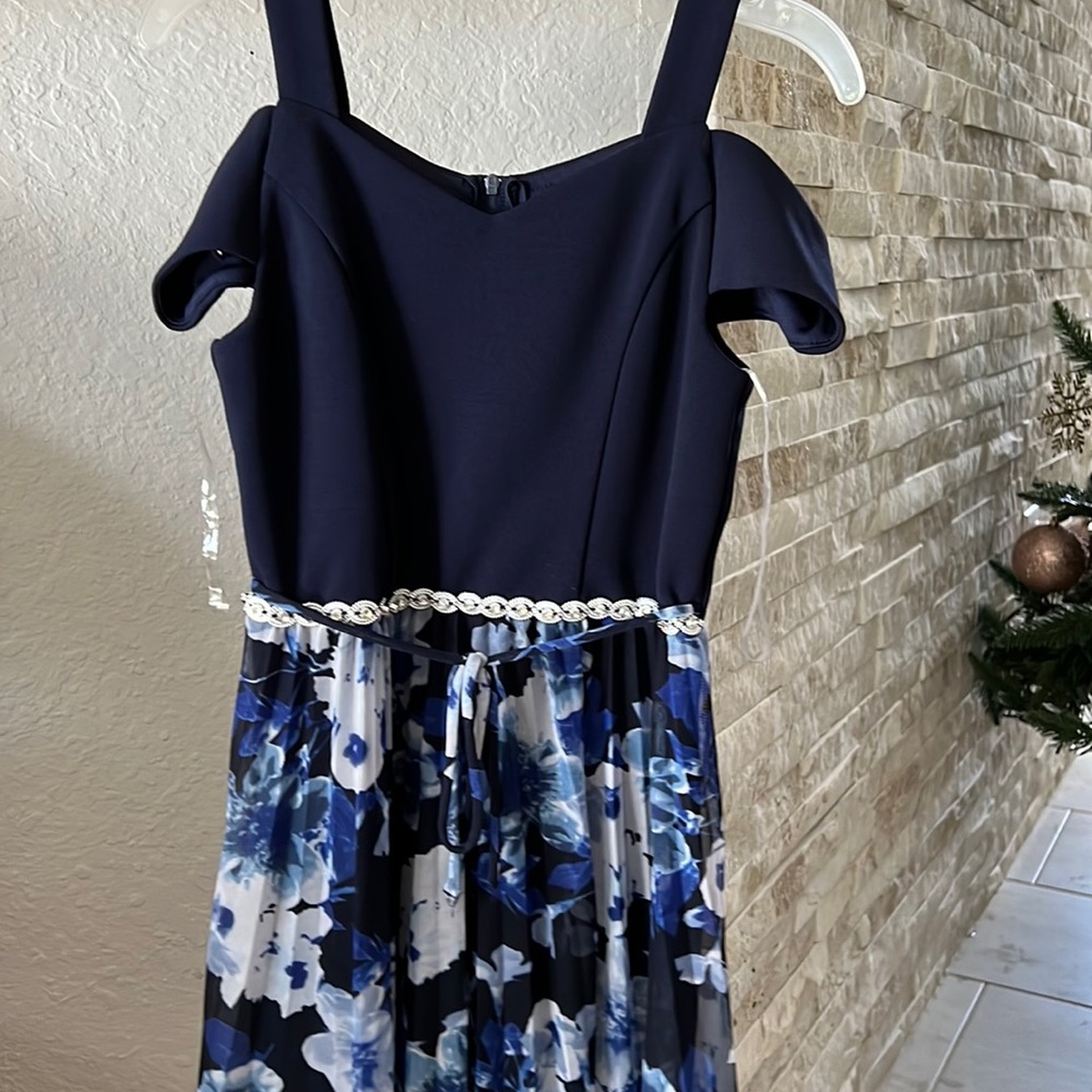 Like new size 7 speechless kids navy blue flower dress.
